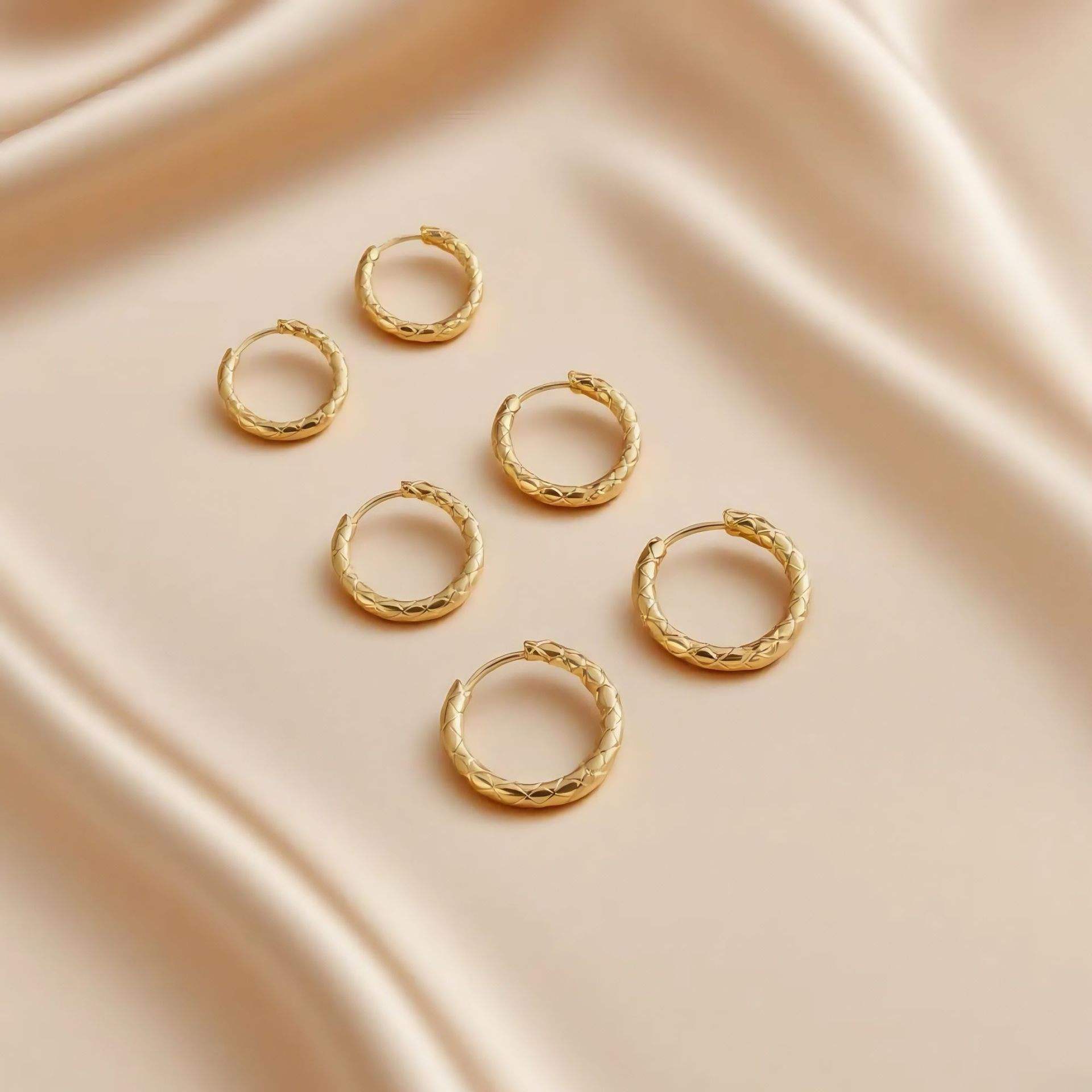 ตาข่ายสีทองสามคู่