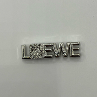Étiquettes métalliques personnalisées en argent poli anti-corrosion 3D en relief pour vêtements, sacs, chapeaux, chaussettes, lingerie, gants