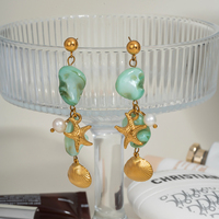 Boucles d'oreilles pendantes X&L Bohème en acier inoxydable plaqué or 18 carats avec pierre naturelle verte, perle naturelle et coquillage étoile de mer pour femme – Idéales pour les vacances