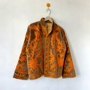 Chaqueta de Terciopelo Marrón Bordada a Mano con Hilo Floral Naranja Vibrante, Diseño Artesanal, Estilo Boho Chic, Ropa de Invierno para Mujer - Product Image 1