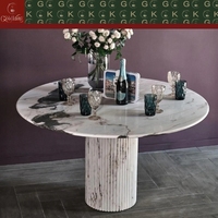 Table à manger ronde de luxe moderne GOLDKING avec plateau en marbre rose tabac et base à piétement unique cannelé, personnalisable OEM/ODM pour appartement