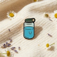 Broche émail en alliage de zinc motif bouteille d'eau souriante, écusson personnalisé dessin animé pour sac à dos, chapeau, vêtements, décoration