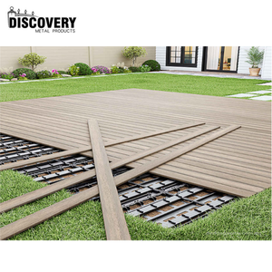 Planches de terrasse <span class=keywords><strong>en</strong></span> <span class=keywords><strong>bois</strong></span> naturel WPC protégées contre les UV <span class=keywords><strong>et</strong></span> à faible entretien, parfaites pour les espaces extérieurs - Product Image 1