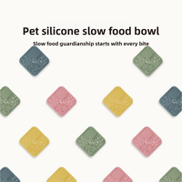 Tapis de léchage en silicone pour chiens, grand tapis carré à alimentation lente avec motif empreinte de patte pour petits animaux