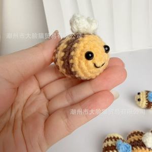 Llavero Colgante de Abeja Tejido a Crochet Hecho a Mano, Accesorio para Llaves de Coche con Diseño de Dibujos Animados, Alas Azules y Blancas, Material de Hilo, Estilo Infantil - Product Image 4