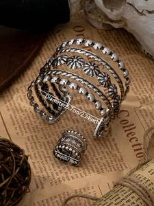 Ensemble de bagues et bracelets jonc concho style western couleur argent antique, accessoires bohèmes pour bijoux de rodeo et concerts - Product Image 1