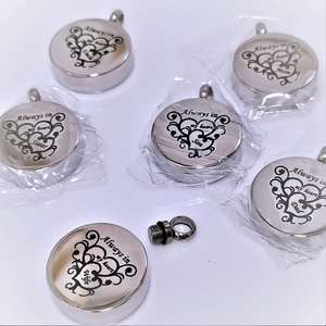 ステンレス製銀メッキのキリスト教徒用大型遺灰入れ、ペットの足跡入り火葬壺、親友の記念品ネックレスペンダント - Product Image 6