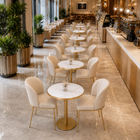 Table ronde en marbre blanc, chaises de salle à manger rembourrées crème, base en piédestal doré, ensemble de restaurant, mobilier commercial personnalisable, OEM