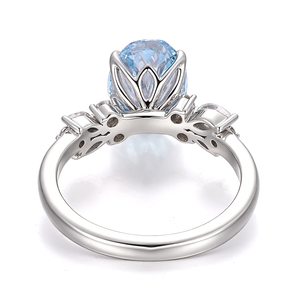 Anillo de compromiso de platino 950 con diamante azul vivo ovalado de laboratorio, engastado en puntas, de la marca Provence Jewellery, para novia. - Product Image 2
