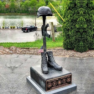 Botas de casco caídas de Cruz de batalla con acabado de bronce antiguo personalizado y escultura de estatua de Rifle para exteriores - Product Image 6
