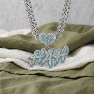 Pendentif Icedout en argent 925 avec moissanite et diamant, motif cœur brisé et éclair, personnalisable, pour événements de luxe hip-hop et soirées. - Product Image 1