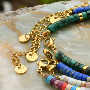 Bracelet artisanal en perles de pierre naturelle, chaîne réglable en acier inoxydable plaqué or 18 carats PVD, bracelet bohème coloré avec disques plats en pierre - Product Image 6