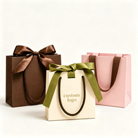 Sacs cadeaux en papier personnalisés écologiques de luxe résistants à l'eau avec impression, gaufrage, laminage et estampage à chaud argenté pour cosmétiques et bijoux