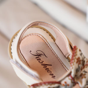 Nuovi sandali estivi da principessa traspirante moda morbida scivoli per bambine carino abito a fiori <span class=keywords><strong>scarpe</strong></span> di colore <span class=keywords><strong>Beige</strong></span> dolce per - Product Image 5