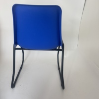 Chaise à base de patins en plastique empilable, durable et moderne pour bureau, salle de classe, école, gymnase, hôpital, formation, conférence, réunion, éducation
