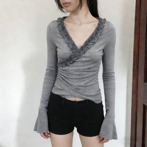 Maglietta a maniche lunghe da ragazza Z-4318, design Y2K con volant e ricami a punto croce, vestibilità slim, versatile, con maniche a campana. - Product Image 1