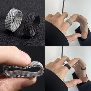 Anillo de Acero Inoxidable de 8mm para Hombre, Anillo de Malla Elástica Trenzada, Anillo de Moda Chapado en Oro, Anillo para el Dedo Medio - Product Image 3