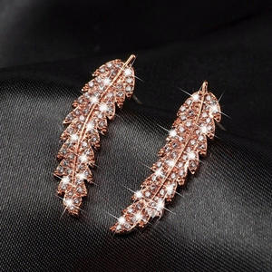 Boucles d'oreilles pendantes en or rose E125 avec plumes, serties de cristaux et strass, pour femme, romantiques, à porter au quotidien - Product Image 4