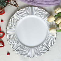 Assiettes de présentation rondes classiques en plastique blanc de 13 pouces, motif floral fait main, pour mariages, fêtes et décoration intérieure (vente en gros)