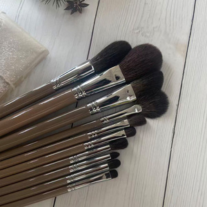 Juego de 10 brochas de maquillaje de pelo de ardilla con mango de madera, brochas súper suaves para polvos faciales y rubor para maquilladores - Product Image 5