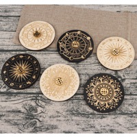 Tempat Dupa Kayu Bulat dari Kayu Beech dengan Motif Bunga Teratai Desain 9 Lubang untuk Dekorasi Meditasi Yoga di Dalam Ruangan.
