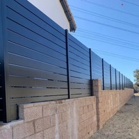 Clôture de jardin moderne en aluminium à persiennes avec panneaux ventilés, type bois traité thermiquement, écologique, service de modélisation 3D