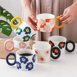 Taza de Cerámica Moderna Nórdica Simple Hecha a Mano con Asa Grande y Diseño de Flores de Dibujos Animados, Ecológica, Capacidad de 301-400 ml - Product Image 1
