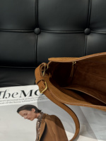 Sac Hobo Asymétrique en Daim avec Rabat, Sac à Main Courbé en Cuir de Vachette, Vente en Gros, Fournisseur