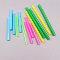 Pailles en plastique à parois épaisses conçues pour garder leur forme, même lorsqu'elles sont utilisées avec des milkshakes épais, des slushies et des boissons glacées.