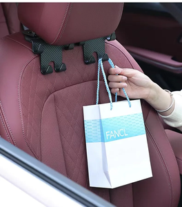 Asiento de coche multifuncional Reposacabezas trasero Soporte de teléfono Gancho Reposacabezas Asiento trasero Gancho colgante Fibra de carbono Ganchos de asiento de coche para bolsas - Product Image 6