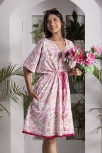 Robe Kaftan Rose Imprimée Aquarelle à Double Cordon avec Col en V et Ourlet Volanté – Tenue Décontractée et Élégante pour Femme, Idéale pour l'Été - Product Image 4