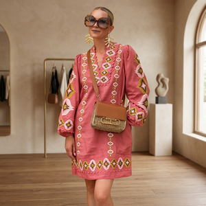 Robe maxi rose brodée style bohème, col en V, manches bouffantes, coupe ample, motif géométrique, en lin et coton, tenue décontractée d'été - Product Image 3