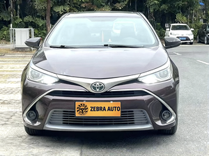 Voitures d'occasion 2017 pour Toyota Corolla d'occasion, double moteur 1.8L E-CVT 99 ch L4 hybride, berline 5 places avec toit ouvrant unique, sièges en cuir - Product Image 2