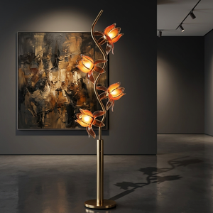 Lampadaire sculptural à 4 têtes en forme de fleur de lotus, support doré ondulé en forme de S, pétales en verre artistique rose-orange faits à la main, ambiance lumineuse chaude - Product Image 1