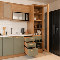 Ensemble de meubles de cuisine scandinave moderne sur mesure avec portes shaker vert sauge, armoires murales en rotin et rangement en verre pour garde-manger