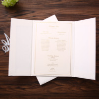Invitation de mariage de livret à deux volets à couverture rigide de luxe personnalisée avec kit d'enveloppe à boucle monogramme en acrylique miroir doré 3D