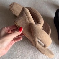 Tongs compensées à bout rond et à logo personnalisé, tongs de plage pour l'été, sandales à talons hauts gonflables en fourrure pour femmes