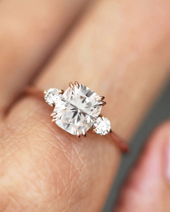 Bague de fiançailles en moissanite taille coussin 3,50 carats, or rose 14K, sertie à double griffe, bague à trois pierres, bague de demande en mariage, bague de mariée - Product Image 2