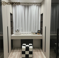 Conception de dressing moderne et luxueux sur mesure pour projets hôteliers, avec organisation intégrée pour les intérieurs de suites