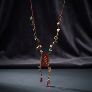 Collier artisanal Sstringz en perles Miyuki Delica rouge bordeaux avec éclats de pierre verte, breloques dorées et pompons multicolores style bohème - Product Image 6