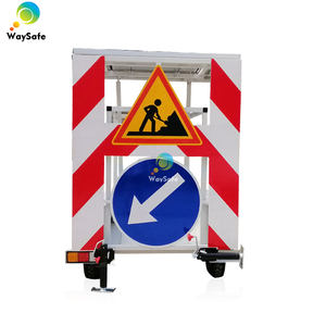 Remolque de Advertencia Solar Plegable Móvil con Señalización de Tráfico y Luces de Flecha para Obras de Carreteras - Product Image 5