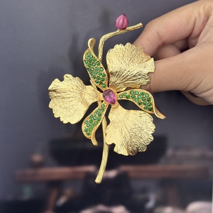 Broche de Flor de Orquídea Vefiery Jewelry, Chapado en Oro de 18K, Cobre con Piedras Preciosas Naturales (Amatista/Topacio), Cristal, Boda, Lujo, Estilo Oriental - Product Image 2
