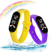 Nouvelle Montre LED Numérique Tendance 2026, Motif Arc-en-ciel Créatif, Boîtier Ovale Résistant à l'Eau, Unisexe, pour Couples et Enfants