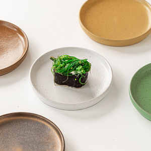 Platos de cerámica redondos hechos a mano estilo Wabi Sabi para servir en fiestas - Product Image 4
