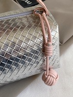 Nouveau modèle de sac à main tissé - Trousse de maquillage grande capacité, trousse de toilette portable, élégante et polyvalente pour les sorties.