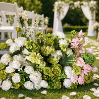 Centerpiece bunga pernikahan warna biru dusty dan oranye terang, terbuat dari sutra hydrangea dan mawar dengan dudukan logam emas untuk dekorasi lorong rumput.