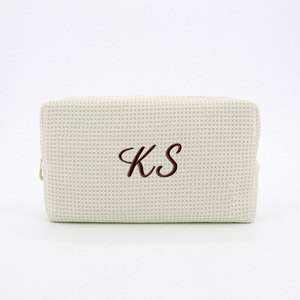 Trousse <span class=keywords><strong>de</strong></span> <span class=keywords><strong>toilette</strong></span> personnalisée brodée en tissu gaufré pour voyage Trousse <span class=keywords><strong>de</strong></span> maquillage cosmétique gaufré avec lettres personnalisées Trousse <span class=keywords><strong>de</strong></span> beauté - Product Image 2