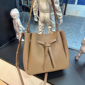 Sac seau en cuir de vachette litchi Togo sans marque, entièrement doublé cuir, chic parisien, pour le quotidien, vente en gros et au détail en Europe, directement de l'usine - Product Image 1