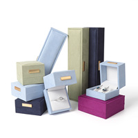 YUANQI Hochwertige Schmuckbox aus Kunstleder und Samt mit Goldlabel für Heiratsantrag, Hochzeit, Ringe, Halsketten, Ohrringe und Armbänder, mit Anpassbarem Logo