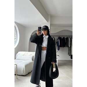 เสื้อโค้ทสีดำติดกระดุมสำหรับผู้หญิงพร้อมดีเทลกระเป๋า - Product Image 4